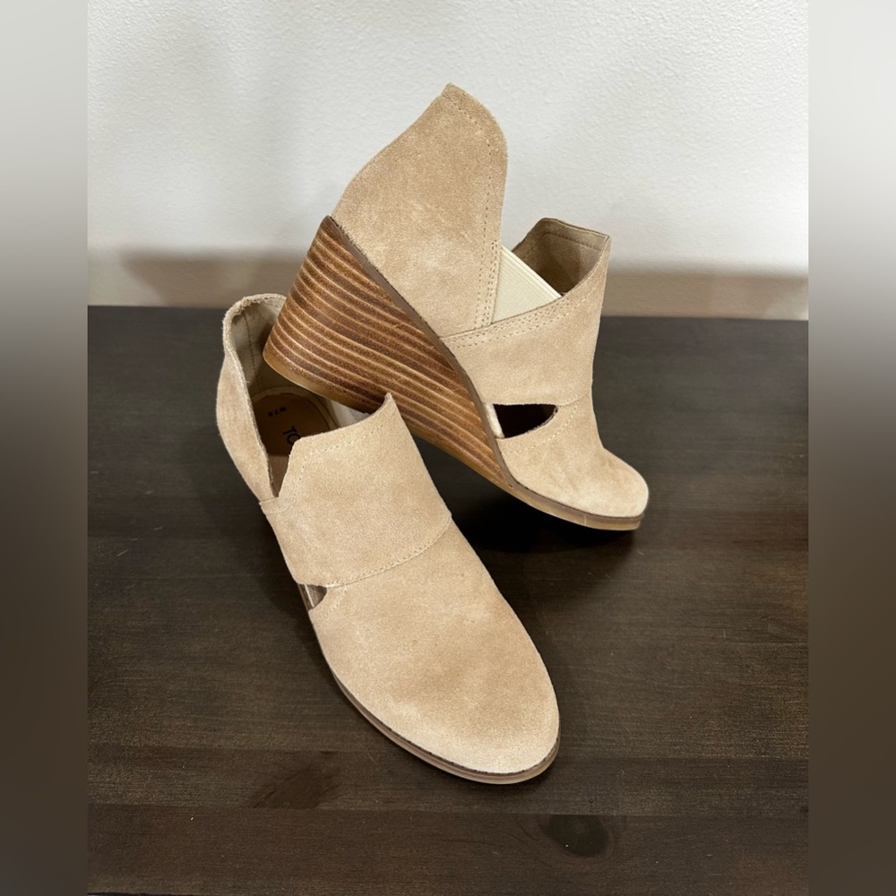 TOMS Women's Tan Suede Wedge Shoes Size 7.5  NWOT